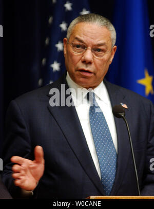 Us-Außenminister Colin Powell beantwortet Fragen während einer Pressekonferenz an der Staatlichen Abt. in Washington, März 1, 2004 nach einem Treffen mit EU-Kommissar für Außenbeziehungen, Christopher Patten, EU-Ratspräsidenten Brian Cowen und EU-Generalsekretär Javier Solana, nicht angezeigt. Die vier met früh am Tag und sagte, dass die Themen der Diskussion der Lage in Haiti und den Handel zwischen den USA und der Europäischen Union enthalten. Stockfoto