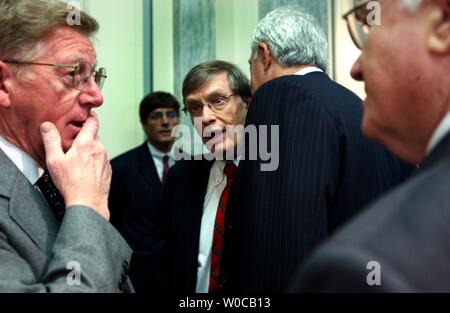 Major League Baseball Kommissar Allan "Bud" Selig, Mitte, Chats mit Senatoren vor einer Anhörung zur professionellen Sport Prüfenpolitik vor dem Senat Handel, Wissenschaft und Transport des Ausschusses am 10. März 2004 in Washington. Senator Conrad Burns, R-MT, hört auf der linken Seite. (UPI Foto/Michael Kleinfeld) Stockfoto