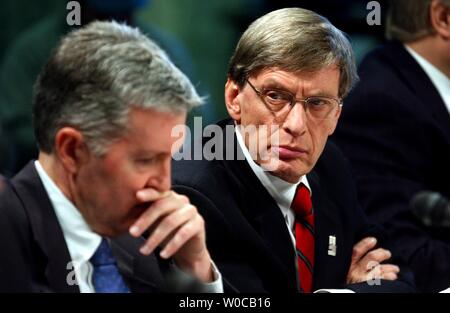 Major League Baseball Kommissar Allan "Bud" Selig, rechts, hört während Terrance Madden, CEO der United States Anti-Doping Agency, Links, gibt seinen einleitenden Bemerkungen während einer Anhörung im professionellen Sport Prüfenpolitik vor dem Senat Handel, Wissenschaft und Transport des Ausschusses am 10. März 2004 in Washington. (UPI Foto/Michael Kleinfeld) Stockfoto