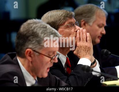 Major League Baseball Kommissar Allan "Bud" Selig, Mitte, dauert eine Minute, während Terrance Madden, CEO der United States Anti-Doping Agency, Links, gibt seinen einleitenden Bemerkungen während einer Anhörung im professionellen Sport Prüfenpolitik vor dem Senat Handel, Wissenschaft und Transport des Ausschusses am 10. März 2004 in Washington. (UPI Foto/Michael Kleinfeld) Stockfoto