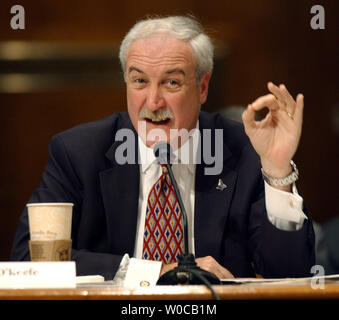 NASA-Administrator Sean O'Keefe bezeugt vor einem Senat Unterausschuss Anhörung Prüfung der NASA-Haushalt 2005, am 11. März 2004, auf dem Capitol Hill in Washington. (UPI Foto/Roger L. Wollenberg) Stockfoto