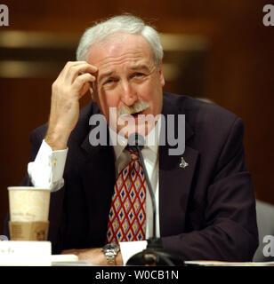 NASA-Administrator Sean O'Keefe bezeugt vor einem Senat Unterausschuss Anhörung Prüfung der NASA-Haushalt 2005, am 11. März 2004, auf dem Capitol Hill in Washington. (UPI Foto/Roger L. Wollenberg) Stockfoto