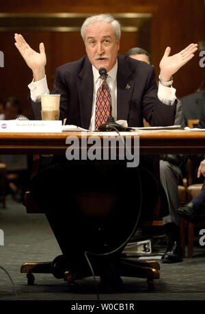 NASA-Administrator Sean O'Keefe bezeugt vor einem Senat Unterausschuss Anhörung Prüfung der NASA-Haushalt 2005, am 11. März 2004, auf dem Capitol Hill in Washington. (UPI Foto/Roger L. Wollenberg) Stockfoto