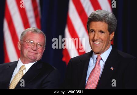 Präsidentschaftskandidaten Senator John Kerry, D-MA, hat ein Lachen mit ehemaligen - Vorsitzende des Generalstabs, General John Shalikashvili vor dem Gespräch bei einer Wahlkampfveranstaltung an der George Washington Universität am 17. März 2004 in Washington. Der Fall wurde bekannt, dass wenn gewählt, Kerry würde Veteran's Bill of Rights" für alle, die in der US-Militärs. (UPI Foto/Michael Kleinfeld) Stockfoto