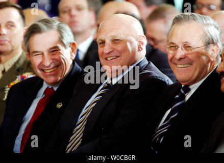 (L und R) Der stellvertretende US-Verteidigungsminister Paul Wolfowitz, der Stellvertretende US-Außenminister Richard Armitage, und Verteidigungsminister Donald Rumsfeld haben ein Lachen vor Präsident Bushs Bemerkungen zum Jahrestag seiner Bestellung die erste militärische Schläge gegen den Irak im East Room des Weißen Hauses am März 19, 2004, in Washington. (UPI Foto/Michael Kleinfeld) Stockfoto