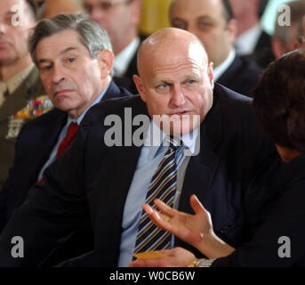 (L und R) Der stellvertretende US-Verteidigungsminister Paul Wolfowitz und der Stellvertretende US-Außenminister Richard Armitage warten für Präsident Bushs Bemerkungen zum Jahrestag seiner Bestellung die erste militärische Schläge gegen den Irak im East Room des Weißen Hauses am März 19, 2004, in Washington. (UPI Foto/Michael Kleinfeld) Stockfoto