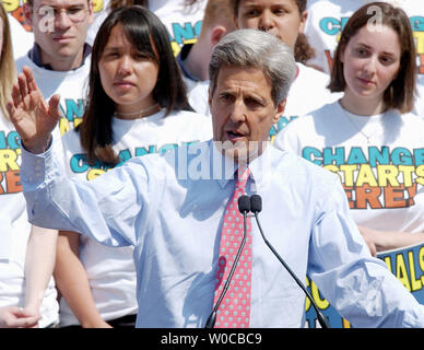 Demokratische Präsidentschaftskandidat Senator John Kerry, D-Mass., spricht auf der Kundgebung an der George Washington Universität in Washington am 25. März 2004. Der ehemalige Gouverneur von Vermont und ehemaligen Demokratischen Präsidentschaftskandidaten Howard Dean Kerry auf der Veranstaltung bestätigt. (UPI Foto/Roger L. Wollenberg) Stockfoto