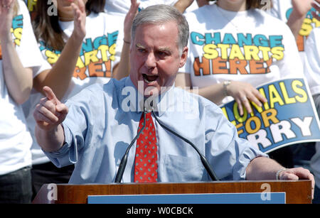 Ehemalige demokratische Präsidentschaftskandidaten Howard Dean spricht auf der Kundgebung an der George Washington Universität in Washington am 25. März 2004. Der ehemalige Gouverneur von Vermont Dekan unterstützt Kerry auf der Veranstaltung. (UPI Foto/Roger L. Wollenberg) Stockfoto