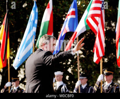 Präsident George W. Bush Wellen, die bei einer Zeremonie versammelten begrüßte Sieben neue Mitgliedstaaten der Nordatlantischen am 29. März 2004 über den Rasen des Weißen Hauses in Washington. (UPI Foto/Michael Kleinfeld) Stockfoto