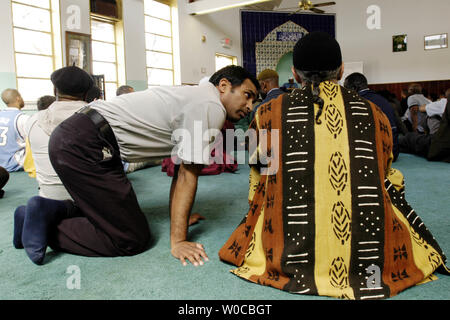 Anbeter beten beim Freitagsgebet in der Moschee Muhammad Moschee am 26. März 2004 in Washington DC. Die innerstädtischen Washington Moschee überwiegend afrikanischen amerikanischen heute, aber mit einem umfangreichen Einwanderer aus Afghanistan, Senegal, und Palästina. Die Moschee wurde ursprünglich von der Nation of Islam gegründet, sondern lehrt und Praktiken mehr traditionellen Mietern des sunnitischen Islam heute. (UPI Foto/Michael Kleinfeld) Stockfoto