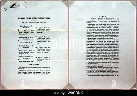 Die Entscheidung des Obersten Gerichtshofes in Brown vs das Brett der Ausbildung von Topeka von Mai von 1954 wurde von Chief Justice Earl Warren, "im Bereich der öffentlichen Bildung erklärte, dass die Doktrin der 'separate aber gleich" keinen Platz hat. Separate Bildungseinrichtungen sind von Natur aus ungleich." Diese und andere Dokumente über den Fall wird auf dem Display der Öffentlichkeit in den National Archives in Washington vom 16. April bis 5. Juli. (UPI Foto/Roger L. Wollenberg) Stockfoto
