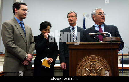 (L - R) Jared Genser, Rep. Christopher Cox, R-CA" und "Rep. Barney Frank, D-MA, Adressen Mitglieder der Presse auf einer Pressekonferenz in Bezug auf Dr. Yang, die am 26. April 2004 in Washington. Christina Fu, Ehefrau von Dr. Yang, ein Wohnsitz in den Vereinigten Staaten, die in China in den letzten zwei Jahren gehalten worden sind, wischt sich Tränen als sie beantworten Fragen. Yang wurde in China als pro Demokratie und hat im Gefängnis mit derzeit eine angemessene rechtliche Vertretung statt. (UPI Foto/Michael Kleinfeld) Stockfoto