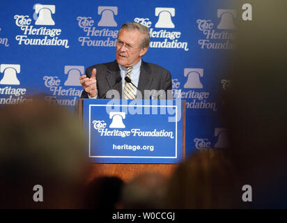 Verteidigungsminister Donald Rumsfeld Adressen der Heritage Foundation am 17. Mai in Washington 2004. Rumsfeld angekündigt, um die Situation im Irak als Erfolg und kritisierte offen die Medien für ihre Berichterstattung über die Situation dort. (UPI Foto/Michael Kleinfeld) Stockfoto