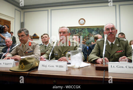 Maj. Allgemeine Freddie Viggers, Großbritannien militärische Sekretär (L), Generalmajor Simon Willis, Leiter des Australian Defence Personal (C) und Generalleutnant Mieczyslaw Cleniuch, erster stellvertretender Vorsitzender, die Polnischen Streitkräfte, warten ihre dreht sich während eines bewaffneten Dienstleistungen Konferenz auf dem Capitol Hill am 17. Mai 2004 zu sprechen. Auf der Tagung wurde der Koalition im Irak diskutieren. (UPI Foto/Rechnung Greenblatt) Stockfoto