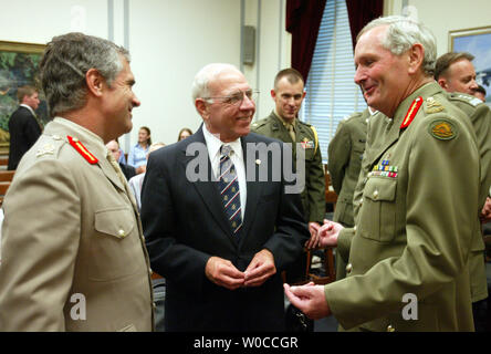 Rep. JIm Saxton, R-N.J. (C) grüsst Generalmajor Freddie Viggers, Großbritannien militärische Sekretär (L) und Generalleutnant Mieczyslaw Cieniuch erste stellvertretende dhief, die Polnischen Streitkräfte vor einem House Armed Services Committee Briefing auf dem Capitol Hill am 17. Mai 2004. Auf der Tagung wurde der Koalition im Irak diskutieren. (UPI Foto/Rechnung Greenblatt) Stockfoto