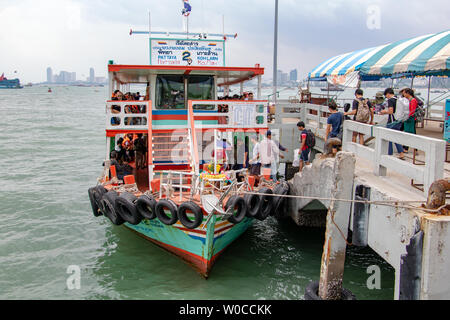 PATTAYA, THAILAND, 29.April 2018 Passagiere an Bord des Kreuzfahrtschiffes am Hafen. Passagiere am Pier. Stockfoto