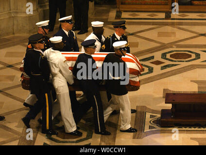 Militärische Ehrengarde trägt die Schatulle des ehemaligen Präsidenten Ronald Reagan während Staatsbegräbnis in der National Cathedral in Washington am 11. Juni 2004. Führer der Welt Tribut, der 40. Präsident der Vereinigten Staaten. (UPI Foto/Pat Benic) Stockfoto
