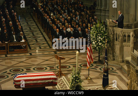 Präsident George W. Bush bietet eine Laudatio für ehemaligen Präsidenten Ronald Reagan während Staatsbegräbnis in der National Cathedral in Washington am 11. Juni 2004. Führer der Welt Tribut, der 40. Präsident der Vereinigten Staaten. (UPI Foto/Pat Benic) Stockfoto