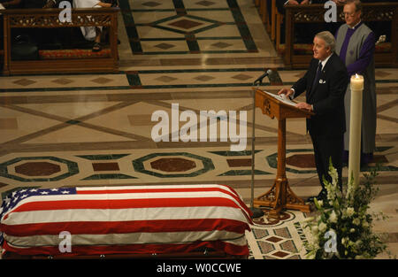 Der ehemalige kanadische Premierminister Brian Mulroney liefern seinen Bemerkungen auf der Beerdigung des ehemaligen Präsidenten Ronald Reagan an der National Cathedral in Washington am 11. Juni 2004. Führer der Welt Tribut, der 40. Präsident der Vereinigten Staaten. (UPI Foto/Pat Benic) Stockfoto