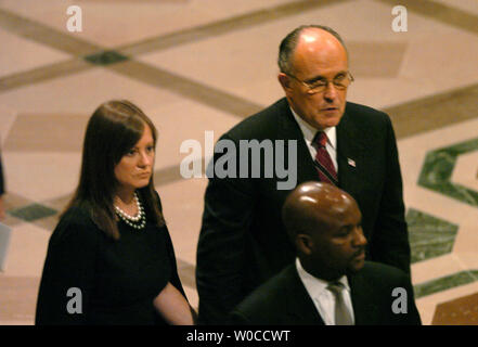 Der ehemalige New Yorker Bürgermeister Rudolph Giuliani Wanderungen von Kirche nach dem Staatsbegräbnis in der National Cathedral in Washington am 11. Juni 2004. Führer der Welt Tribut, der 40. Präsident der Vereinigten Staaten. (UPI Foto/Pat Benic) Stockfoto