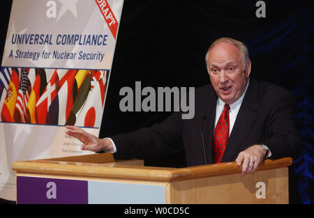 Linton Brooks, der National Nuclear Security Administration, spricht an der Carnegie Stiftung für Internationalen Frieden Konferenz über Internationale Nichtverbreitung am 21. Juni 2004 in Washington. Brooks diskutierten neue Forschungsarbeiten im Bereich der Kernforschung in den USA ist auf der Suche zu verfolgen. (UPI Foto/Michael Kleinfeld) Stockfoto