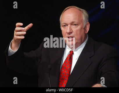 Linton Brooks, der National Nuclear Security Administration, spricht an der Carnegie Stiftung für Internationalen Frieden Konferenz über Internationale Nichtverbreitung am 21. Juni 2004 in Washington. Brooks diskutierten neue Forschungsarbeiten im Bereich der Kernforschung in den USA ist auf der Suche zu verfolgen. (UPI Foto/Michael Kleinfeld) Stockfoto