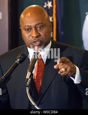 Erzbischof George Augustus Aufschübe, jr., spricht im Namen der Interreligiösen und Internationalen Föderation für Weltfrieden während einer Pressekonferenz am 30. Juni 2004 im National Press Club in Washington. Die IIFWP hielt die Nachrichten Konferenz der Streit um die Krone des Friedens Preisverleihung, die in einem US-Senat Bürogebäude im März gehalten wurde, zu diskutieren. Im Rahmen der Zeremonie Reverend Sun Myung Moon und seine Frau waren König und Königin des Friedens gekrönt, woraufhin Kritiker in Frage zu stellen, warum einige Gesetzgeber anwesend waren und warum ein Senat Anlage wurde für die Zeremonie verwendet. (UPI Foto/Roger L. Woll Stockfoto