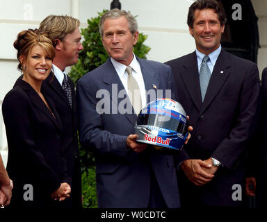 Präsident George W. Bush spricht mit Indy 500-Gewinner Buddy Rice am 19. Juli 2004, nahe der südlichen Vorhalle des Weißen Hauses. Buddy Rice gewann das Rennen fahren für Rahal Letterman Racing. Auf der linken Seite ist der Reis Freundin Michelle, und auf der rechten Seite ist Tony George, wer der Eigentümer der Indianapolis Motor Speedway. (UPI Foto/Roger L. Wollenberg) Stockfoto