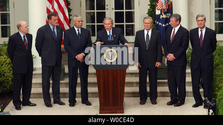 Präsident George W. Bush kündigt Pläne ein National Intelligence director am 12.08.2004, im Rosengarten des Weißen Hauses zu erstellen. Mit Bush sind Geschäftsführender Direktor der Central Intelligence Agency John E. McLaughlin, Minister für Heimatschutz Tom Ridge, Außenminister Colin Powell und Verteidigungsminister Donald Rumsfeld, Attorney General John Ashcroft, und FBI-Direktor Robert Mueller. (UPI Foto/Roger L. Wollenberg) Stockfoto