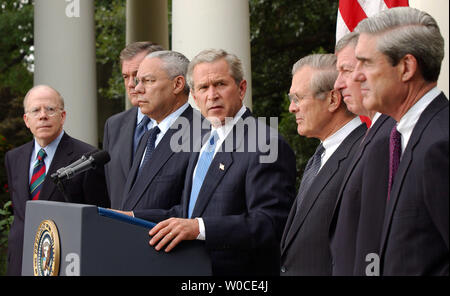 Präsident George W. Bush kündigt Pläne ein National Intelligence director am 12.08.2004, im Rosengarten des Weißen Hauses zu erstellen. Mit Bush sind Geschäftsführender Direktor der Central Intelligence Agency John E. McLaughlin, Minister für Heimatschutz Tom Ridge, Außenminister Colin Powell und Verteidigungsminister Donald Rumsfeld, Attorney General John Ashcroft, und FBI-Direktor Robert Mueller. (UPI Foto/Roger L. Wollenberg) Stockfoto