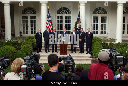 Präsident George W. Bush kündigt Pläne ein National Intelligence director am 12.08.2004, im Rosengarten des Weißen Hauses zu erstellen. Mit Bush sind Geschäftsführender Direktor der Central Intelligence Agency John E. McLaughlin, Minister für Heimatschutz Tom Ridge, Außenminister Colin Powell und Verteidigungsminister Donald Rumsfeld, Attorney General John Ashcroft, und FBI-Direktor Robert Mueller. (UPI Foto/Roger L. Wollenberg) Stockfoto