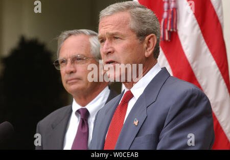 Präsident George W. Bush kündigt an Mitglieder der Presse, dass er die Nominierung ist Rep Porter Goss, links, R-FL, zum neuen Leiter der CIA, am 10. August 2004 in Washington. Goss ist ein ehemaliges Mitglied des CIA und sitzt auf dem Repräsentantenhaus Intelligence Committee. (UPI Foto/Michael Kleinfeld) Stockfoto