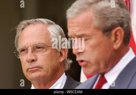 Präsident George W. Bush kündigt an Mitglieder der Presse, dass er die Nominierung ist Rep Porter Goss, links, R-FL, zum neuen Leiter der CIA, am 10. August 2004 in Washington. Goss ist ein ehemaliges Mitglied des CIA und sitzt auf dem Repräsentantenhaus Intelligence Committee. (UPI Foto/Michael Kleinfeld) Stockfoto