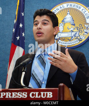 George Farah, Executive Director für offene Debatten, spricht auf einer Pressekonferenz im National Press Club in Washington versammelten sich am 7. September 2004. Herr Farah auf dem neuen Buch "keine Debatte: Wie der republikanische und der demokratische Anwärter heimlich die Kontrolle der Debatte der Kommission die Auswirkungen der Einfluss der Partei auf die Debatte System diskutiert und es wird ihre Rolle in den Wahlprozess. (UPI Foto/Michael Kleinfeld) Stockfoto