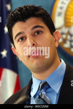 George Farah, Executive Director für offene Debatten, spricht auf einer Pressekonferenz im National Press Club in Washington versammelten sich am 7. September 2004. Herr Farah auf dem neuen Buch "keine Debatte: Wie der republikanische und der demokratische Anwärter heimlich die Kontrolle der Debatte der Kommission die Auswirkungen der Einfluss der Partei auf die Debatte System diskutiert und es wird ihre Rolle in den Wahlprozess. (UPI Foto/Michael Kleinfeld) Stockfoto