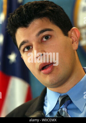 George Farah, Executive Director für offene Debatten, spricht auf einer Pressekonferenz im National Press Club in Washington versammelten sich am 7. September 2004. Herr Farah auf dem neuen Buch "keine Debatte: Wie der republikanische und der demokratische Anwärter heimlich die Kontrolle der Debatte der Kommission die Auswirkungen der Einfluss der Partei auf die Debatte System diskutiert und es wird ihre Rolle in den Wahlprozess. (UPI Foto/Michael Kleinfeld) Stockfoto