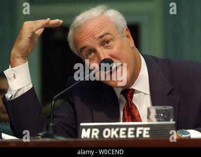 NASA-Administrator Sean O'Keefe bezeugt vor dem Senat Handel, Wissenschaft und Verkehr Ausschuss über die NASA-Fortschritte in Richtung auf eine Rückkehr in die bemannte Raumfahrt auf dem Capitol Hill in Washington an Sept. 8, 2004. (UPI Foto/Roger L. Wollenberg) Stockfoto