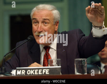 NASA-Administrator Sean O'Keefe bezeugt vor dem Senat Handel, Wissenschaft und Verkehr Ausschuss über die NASA-Fortschritte in Richtung auf eine Rückkehr in die bemannte Raumfahrt auf dem Capitol Hill in Washington an Sept. 8, 2004. (UPI Foto/Roger L. Wollenberg) Stockfoto