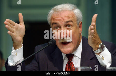 NASA-Administrator Sean O'Keefe bezeugt vor dem Senat Handel, Wissenschaft und Verkehr Ausschuss über die NASA-Fortschritte in Richtung auf eine Rückkehr in die bemannte Raumfahrt auf dem Capitol Hill in Washington an Sept. 8, 2004. (UPI Foto/Roger L. Wollenberg) Stockfoto