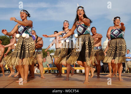 Die Maori Botschafter während der ersten Amerikaner Festival auf der National Mall in Washington am Sept. 21, 2004. Das Festival ist Teil der Aktivitäten rund um die Eröffnung des Smithsonian National Museum der Amerikanischen Indianer, die heute der Öffentlichkeit eröffnet. (UPI Foto/Roger L. Wollenberg) Stockfoto