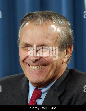 Verteidigungsminister Donald Rumsfeld lacht während einer helleren Moment beim Sprechen mit den Medien über uns dazu führen, dass ein Betrieb die Kontrolle über die irakische Stadt Falludscha von Aufständischen während einer Pressekonferenz im Pentagon in Arlington, Virginia, November 8, 2004. (UPI Foto/Roger L. Wollenberg) Stockfoto