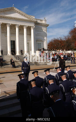 Mitglieder der U.S. Coast Guard zeremoniellen Ehrengarde März in Position während einer Zeremonie für Veteranen Tag am Grab der Unbekannten auf dem Arlington National Cemetery am 11. November 2004. Präsident Bush sagte später, dass sogar in diesem Moment, Truppen im Irak kämpften, und dass alle Amerikaner sollten daran denken und wissen, das Opfer der Männer und Frauen in den Vereinigten Staaten Streitkräfte machen Freiheit zu Hause und im Ausland zu erhalten. (UPI Foto/Michael Kleinfeld) Stockfoto