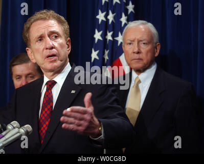 Sen Arlene Gespenst, R-PA, Adressen Mitglieder der Presse bei einer Pressekonferenz am 18. November in Washington 2004. Gespenst angekündigt, dass die Republikaner werden ihn unterstützen würde für Vorsitzender des Senats Comm. Wenn die Stimme kommt im Januar. Gespenst kam unter heftige Kritik nach Kommentare zu Bush nominierte für den Obersten Gerichtshof, sie hätten bis Roe vs Wade. Senator Orrin Hatch, R-Ut, schaut an. (UPI Foto/Michael Kleinfeld) Stockfoto