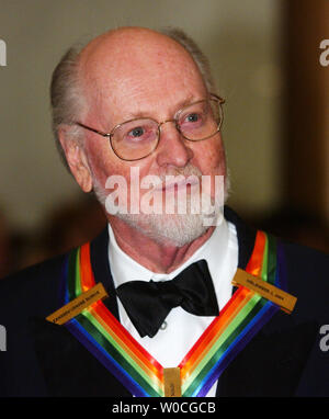 Eine der 2004 Preisträger, John Williams, kommt im Kennedy Center in Washington am 5. Dezember 2004. Williams ist am besten für seine Arbeit an den Star Wars Film und Indiana Jones Film Tonspuren festgestellt. (UPI Foto/Michael Kleinfeld) Stockfoto