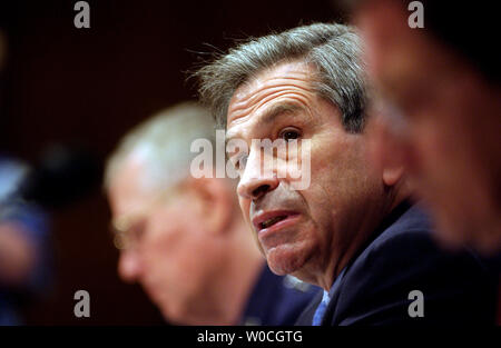 Der stellvertretende Verteidigungsminister Paul Wolfowitz bespricht die militärischen Operationen in Irak und Afghantistan auf dem Capitol Hill am 20. April 2004, bei einem Auftritt vor dem Senate Armed Services Committee. (UPI Foto/Michael Kleinfeld) Stockfoto