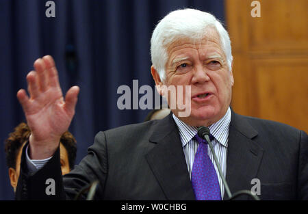 Rep. Jim McDermott, D-Washington, nimmt an einer Pressekonferenz nach einem Kongress Reise in die Region Darfur im Sudan, auf dem Capitol Hill in Washington am Jan. 27, 2005. McDermott und anderen Mitgliedern des Kongresses, die die Reise fordern mehr diplomatischen Druck auf die sudanesische Regierung den Völkermord in der Region zu stoppen. (UPI Foto/Roger L. Wollenberg) Stockfoto