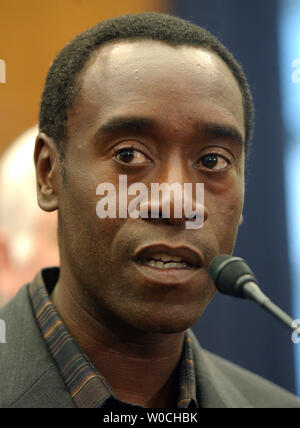 Schauspieler Don Cheadle, nominiert für einen Oscar für "Hotel Ruanda", nimmt an einer Pressekonferenz nach einem Kongress Reise in die Region Darfur im Sudan, auf dem Capitol Hill in Washington am Jan. 27, 2005. Cheadle und Mitglieder des Kongresses, die die Reise fordern mehr diplomatischen Druck auf die sudanesische Regierung den Völkermord in der Region zu stoppen. (UPI Foto/Roger L. Wollenberg) Stockfoto