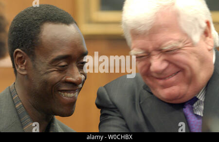 Schauspieler Don Cheadle, nominiert für einen Oscar für "Hotel Ruanda", und Rep. Jim McDermott, D-Washington, rechts, teilen sich ein Lachen während einer Pressekonferenz nach einem Kongress Reise in die Region Darfur im Sudan, auf dem Capitol Hill in Washington am Jan. 27, 2005. Cheadle, McDermott und anderen Mitgliedern des Kongresses, die die Reise fordern mehr diplomatischen Druck auf die sudanesische Regierung den Völkermord in der Region zu stoppen. (UPI Foto/Roger L. Wollenberg) Stockfoto