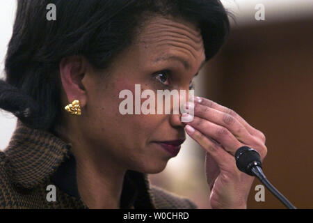 US-Außenministerin Condoleezza Rice bezeugt vor einem ausländischen Betrieb, Exportfinanzierung und verwandter Programme Unterausschuss Anhörung über' des Präsidenten GJ 2006 GJ 2005 Budget Request und Supplemental Request' auf dem Capitol Hill, Mittwoch, Februar 16, 2005 in Washington. (UPI Foto/Kamenko Pajic) Stockfoto