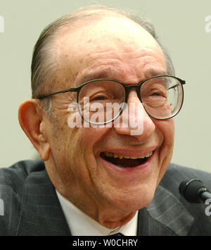 Alan Greenspan, Vorsitzender der Federal Reserve Board, erscheint vor dem House Financial Services Committee Währungspolitik auf dem Capitol Hill in Washington am Februar 17, 2005 zu diskutieren. (UPI Foto/Roger L. Wollenberg) Stockfoto